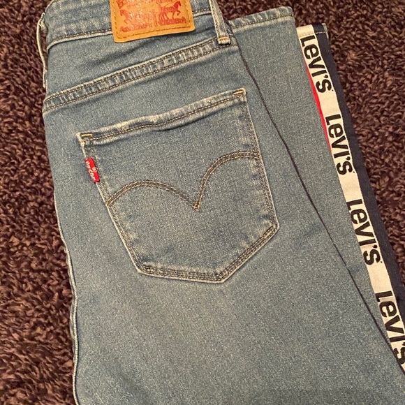 721 High rise Levi’s Jeans 💙❤️✨ - Picture 4 of 4